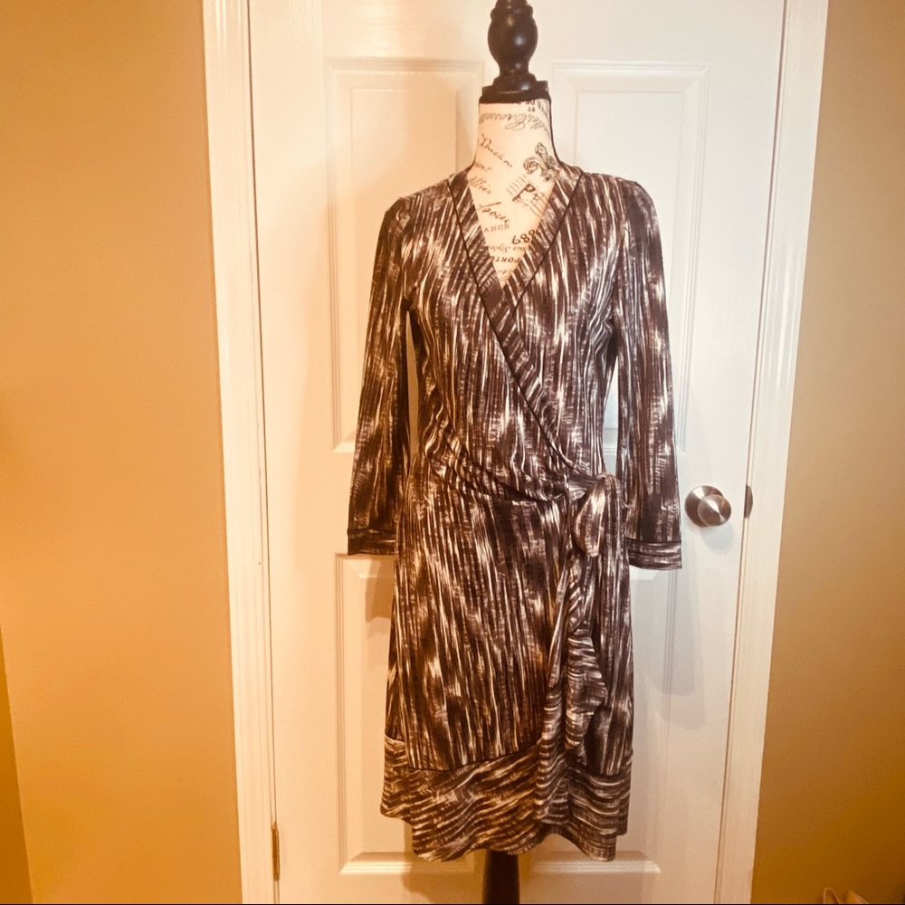 BCBGMAXAZRIA long sleeve wrap dress. Sz Medium. - Picture 2 of 6
